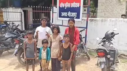 मिर्ज़ापुर: धुवरूपुर गांव में मां-बाप के मरने से अनाथ हुए बच्चों ने सगे चाचा पर संपत्ति हड़पने का आरोप लगाते हुए एसपी से लगाई गुहार