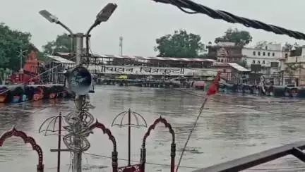 कर्वी: चित्रकूट के रामघाट में आई बाढ़, लगातार दो दिनों की गरज के साथ मूसलाधार बारिश से मंदाकिनी नदी उफान पर