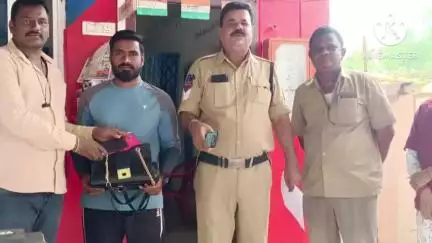 దేవరకొండ: దేవరకొండ బస్సులో పోగొట్టుకున్న బ్యాగును బాధితురాలుకి అప్పగింత