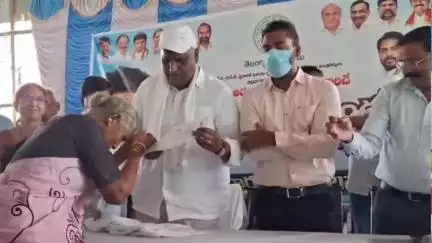 జగిత్యాల: విడతల వారీగా ప్రతి పేద కుటుంబానికి ఇందిరమ్మ ఇండ్లు మంజూరు చేస్తాం-రాష్ట్ర AC, ST  మైనార్టీ వికలాంగుల సంక్షేమ శాఖ మంత్రి