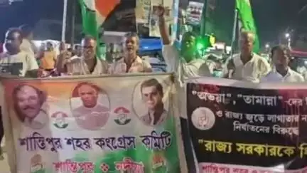 শান্তিপুর: শান্তিপুর শহর ও ব্লক কংগ্রেস কমিটির উদ্যোগে শহরের রাজপথে শাসকদলের বিরুদ্ধে স্লোগান কংগ্রেসের