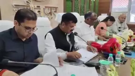 जौनपुर: कॉलेक्ट्रेट सभागार में बैठक, बरसात से पहले सभी सड़कें गड्ढा मुक्त हों: राज्य मंत्री