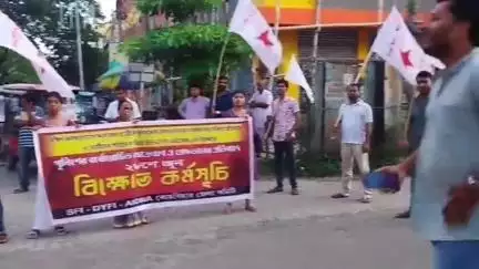 কোচবিহার ১: মুখ্যমন্ত্রীর ছবি পুড়িয়ে, পথ অবরোধ করে কোচবিহার শহরে বিক্ষোভ প্রদর্শন করল SFI ও DYFI