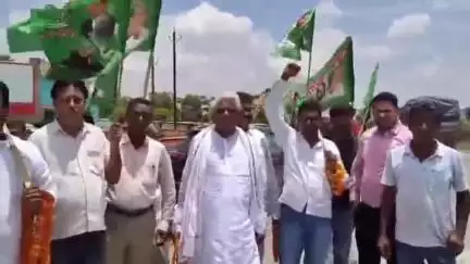 दरभंगा: दरभंगा के बाजार समिति चौक पर राजद कार्यकर्ताओं ने मनोनीत प्रदेश अध्यक्ष का किया स्वागत