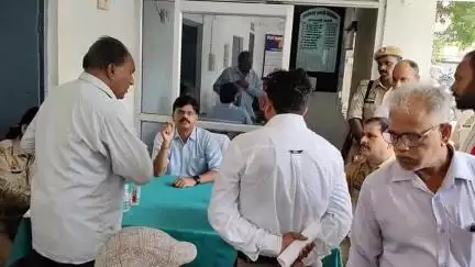 अमेठी: जमीन विवाद में पीड़ित ने अमेठी थाना दिवस पर पहुंचकर कब्जे और मारपीट की दी शिकायत