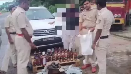 ಕಾರವಾರ: ಮಾಜಾಳಿ ಅಬಕಾರಿ ತನಿಖಾ ಠಾಣೆಯ ಹತ್ತಿರ ಅಕ್ರಮವಾಗಿ ಸಾಗಿಸುತ್ತಿದ್ದ ಗೋವಾ ಮದ್ಯ ಹಾಗೂ ವಾಹನ ವಶ