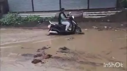 येवला: विठ्ठल नगर येथे संत नागरिकांचा पालिकेविरुद्ध 
आंदोलन