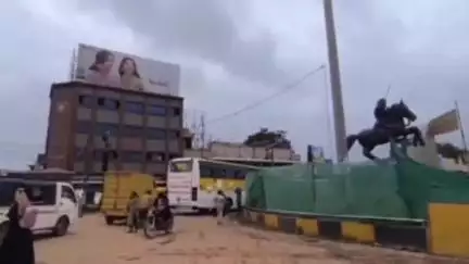 ಹುಬ್ಬಳ್ಳಿ ನಗರ: ನಗರದಲ್ಲಿ ಹರಿದ ಕನ್ನಡ ಬಾವುಟ: ಸಂಬಂಧಿಸಿದ ಅಧಿಕಾರಿಗಳ ದಿವ್ಯ ನಿರ್ಲಕ್ಷ್ಯ