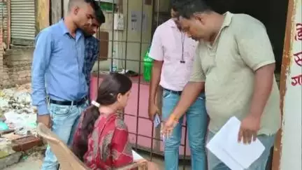 बेंगाबाद: उपायुक्त के निर्देश पर भंडारीडीह व महेशमुंडा की शराब दुकानों में स्टॉक की जांच, बीडीओ सीओ ने की कार्रवाई