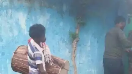 बूरमू: बुढ़मू थाना से फरार वारंटी के उमेदंडा स्थित घर पर इश्तेहार चिपकाया गया।