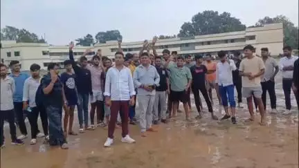 हंटरगंज: हंटरगंज खेल मैदान की भूमि पर छात्रावास बनाने का विरोध, खेल प्रेमियों ने उपायुक्त को सौंपा ज्ञापन