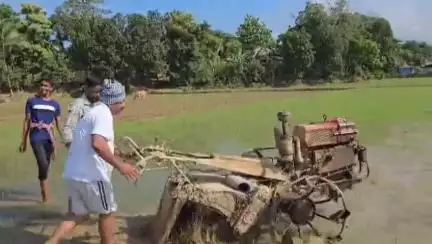 সোনামুড়া: আশাবাড়ি এলাকায় ট্রাক্টর নিয়ে কৃষি জমিতে বিধায়ক