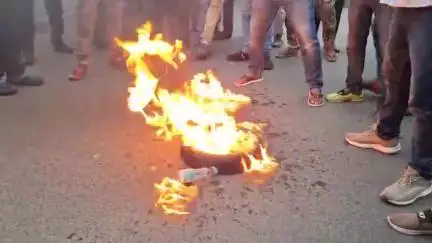 বর্ধমান ১: কসবা গণধর্ষণ কাণ্ডের প্রতিবাদে রাস্তায় টায়ার জ্বালিয়ে বিক্ষোভ ও রাস্তা অবরোধ করল BJP