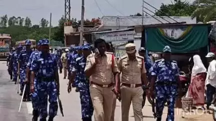 కొడంగల్: తుంకిమెట్ల గ్రామంలో శాంతిభద్రతల పరిరక్షణ లక్ష్యంగా పోలీసులు, కేంద్ర సాయుధ బలగాలు ఫ్లాగ్ మార్చ్ నిర్వహణ