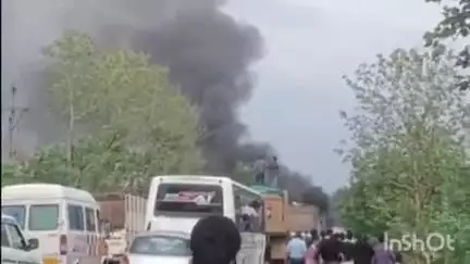 उमरेड: गोंडबोरी फाट्याजवळ शासकीय रुग्णवाहिकेला ऑक्सिजन सिलेंडरच्या स्फोटाने लागली भीषण आग, सुदैवाने जीवितहानी टळली