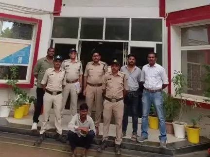 बड़वानी: बावनगजा रोड पर हुई लूटपाट के मामले में फरार चल रहे इनामी आरोपी को कोतवाली पुलिस ने किया गिरफ्तार
