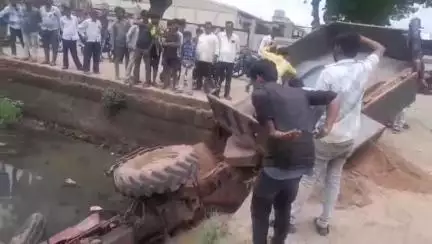 बड़वानी: नगर में भोंगली नदी में गिरी रेत से भरी एक ट्रैक्टर ट्रॉली, बड़ा हादसा टला