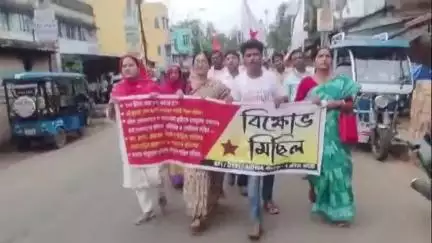 পাঁশকুড়া: ল কলেজের ছাত্রীকে ধর্ষণ, বোমার আঘাতে ছাত্রী মৃত্যুর ঘটনায় দোষিদের শাস্তির দাবিতে পাঁশকুড়ায় পথ অবরোধ SFI, DYFI-র