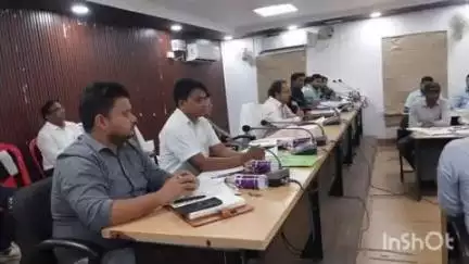 नवादा: समाहरणालय सभागार में विशेष पुनरीक्षण 2025 से संबंधित जिला पदाधिकारी की अध्यक्षता में हुई बैठक