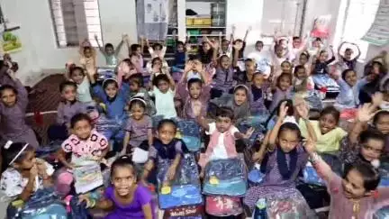 સોમનાથમાં પ્રભાસ પાટણની શાળાઓમાં પ્રવેશ મેળવનાર બાળકોને સોમનાથ ટ્રસ્ટે સ્કુલબેગ આપી આવકાર્યા