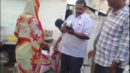 రాయదుర్గం: దివ్యాంగులు, వయోవృద్ధులకు ఇంటికే రేషన్ సరుకులు పంపిణీ చేసినట్లు తెలిపిన రాయదుర్గం తహసీల్దార్ నాగరాజు
