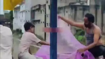 सतना: ईद गाह चौक के पास उफनते नाले में मछली पकड़ने वालों का जमघट, हादसे को दे रहे दावत