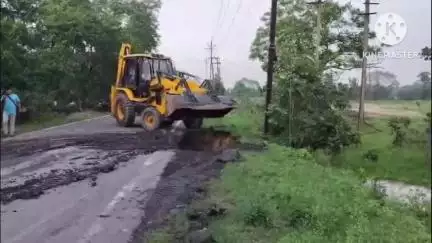 गिरिडीह: कबरीबाद से सीसीएल रेस्ट हाउस के बीच हुए  भूधंसाव को भरने का काम किया गया