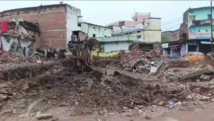 पन्ना: पन्ना में महंत ने JCB से उखाड़े गए बरगद के पेड़ को दोबारा लगवाया, कहा- मंदिर के पास लगा ये पेड़ आस्था का प्रतीक है