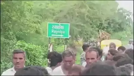 તાલોદ: તાલુકાના રાયણીયામાં વેગેનાર કાર બેકાબુ થતા  મારી પલટી મારી ગયી