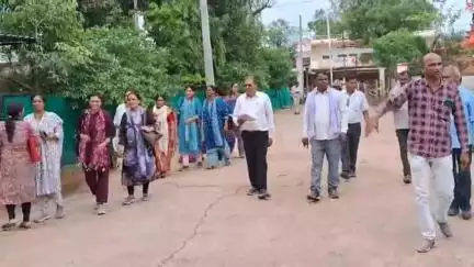 नटेरन: राज्य शिक्षक संघ के सदस्यों ने ई-अटेंडेंस निरस्त करने की मांग के साथ मुख्यमंत्री के नाम नायब तहसीलदार को ज्ञापन सौंपा