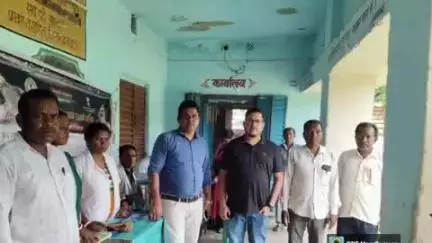 कुंडहित: सुगनीबासा में आयोजित शिविर में पहाड़िया और आदिवासी समुदाय के 92 लोग लाभान्वित, बीडीओ ने लिया जायजा