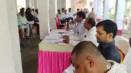 दाउदनगर: मौलाबाग टाउन हॉल के शेड में मतदाता सूची के विशेष गहन पुनरीक्षण अभियान को लेकर बीडीओ ने बीएलओ के साथ की बैठक, दी जानकारी