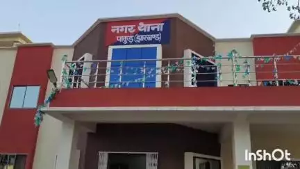 पाकुड़: तांतीपाड़ा में घर के गोदाम से मालिक ने चोरी करते हुए एक व्यक्ति को रंगे हाथ पकड़ा, पुलिस के हवाले किया
