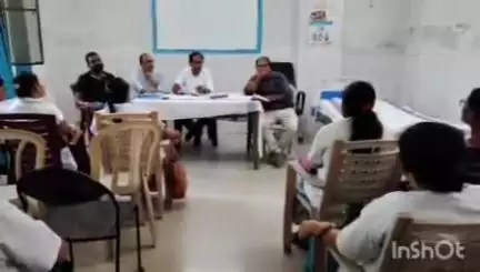 कल्याणपुर: कल्याणपुर में स्वास्थ्य कर्मियों के साथ बैठक में सर्वे रजिस्टर पर हुई चर्चा