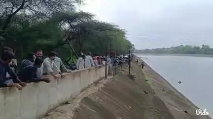 કપડવંજ: ફતિયાવાદ પાસે નર્મદા મુખ્ય કેનાલમાં યુવાને ઝંપલાવ્યું