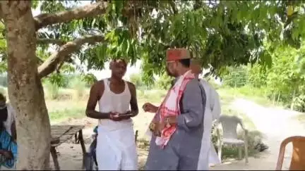 अरेराज: पश्चिमी सरेया पंचायत में शोकाकुल परिजनों से जन सुराज नेता ने की मुलाकात, दी संतावना
