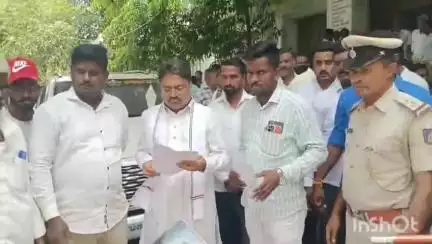 ಬಂಗಾರಪೇಟೆ: ದಲಿತ ಕುಟುಂಬಗಳಿಗೆ ಮೂಲಭೂತ ಸೌಕರ್ಯ ಒದಗಿಸಲು ನಗರದಲ್ಲಿ ಶಾಸಕರಿಗೆ ಮನವಿ