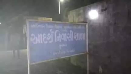 નાંદોદ: રાજપીપળા પાસે આવેલ વડીયા જગાતનાકા આદર્શ નિવાસી શાળા જતા GEB ની હેવી લાઇન તાર પરથી મહાકાય અજગર રેસ્ક્યુ કરવામાં આવ્યું.