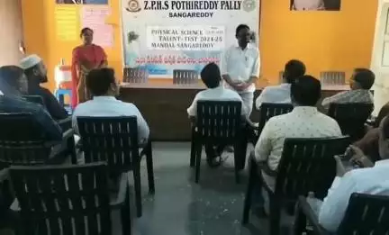సంగారెడ్డి: మండలంలోని ప్రైవేట్ పాఠశాలల ప్రిన్సిపళ్లతో మండల విద్యాధికారి విద్యాసాగర్ సమావేశం నిర్వహణ