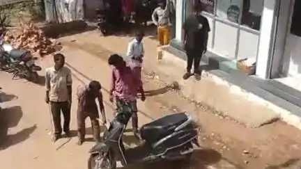 ಶೋರಾಪುರ: ನಿಲ್ಲಿಸಿದ್ದ ಸ್ಕೂಟಿ ಸೀಟ್ ಅಡಿ ಕಾಣಿಸಿಕೊಂಡ ಹಾವು, ನಗರದ ಖಾನಾವಳಿ ಮುಂದೆ ಹೌಹಾರಿದ ಜನ್ರು!