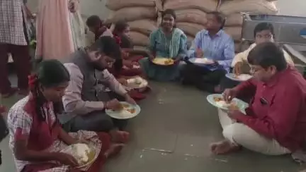 జనగాం: లింగాల్‌ ఘన్‌పూర్‌ మండలం కేంద్రంలో మధ్యాహ్నం భోజనం చేసిన కలెక్టర్ రిజ్వాన్ బాషా షేక్