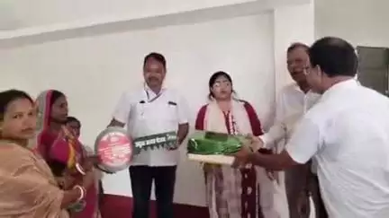 महेशपुर: शहरग्राम में अबुआ आवास के लाभुकों का एलआरडीसी, एसी, झामुमो नेत्री और बीडीओ ने फीता काटकर कराया गृह प्रवेश