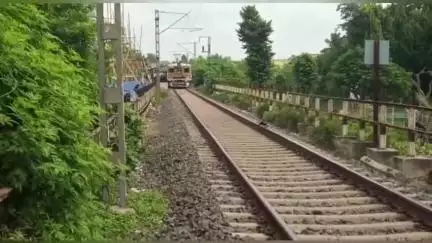 ভাতার: ভাতার রেলস্টেশন এলাকায় ট্রেনের সামনে ঝাঁপ, নিশ্চিত মৃত্যুর হাত থেকে মহিলাকে বাঁচালেন ভাতার এলাকার দুই যুবক
