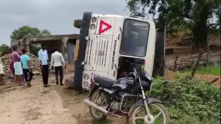 गोपद बनास: ग्राम मझरेटी में अनियंत्रित होकर पलटा तेज़ रफ़्तार ट्रक, चालक को आई मामूली चोट