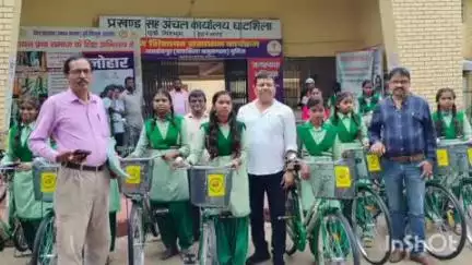 घाटशिला: प्रखंड मुख्यालय में कल्याण विभाग ने छात्र-छात्राओं बांटी साइकिलें, विधायक प्रतिनिधि हुए शामिल