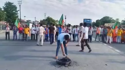 গোয়ালপোখর ২: কলকাতার ল কলেজে ছাত্রীর গণধর্ষণের প্রতিবাদে সুর্জাপুর এলাকায় জাতীয় সড়ক অবরোধ করে বিক্ষোভ BJP-র