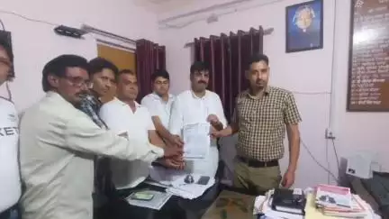 झुंझुनू: कांग्रेस जिलाध्यक्ष ने CM के नाम एसडीएम को ज्ञापन दिया, जिला परिषद सभागार में BJP कार्यकारिणी की बैठक का किया विरोध