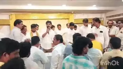 పెందుర్తి: పెందుర్తిలో టీడీపీ విస్తృత స్థాయి సమావేశంలో మాజీ ఎమ్మెల్యే గండి బాబ్జి నగర మేయర్ పిల్లా శ్రీనివాస్ రావు మధ్య వాగ్వాదం