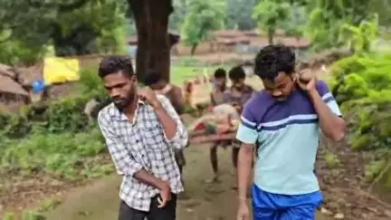 पाकरटांड: चुन्दीयारी गांव के ग्रामीण मूलभूत सुविधाओं की कमी से परेशान, खाट पर मरीज को लाया गया अस्पताल #jansamasya