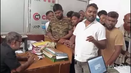 मांडू: भदवा बैंकर के बिजली उपभोक्ताओं ने विद्युत समस्या को लेकर कुजू कार्यालय का घेराव किया
